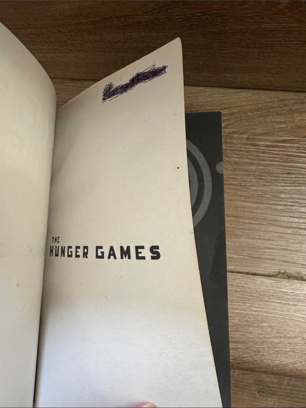 Suzanne Collins Hunger Games Book - Picture 3 of 6